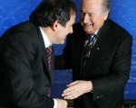 普拉提尼 Michel Platini (左) 和支持他的布莱特 Sepp Blatter 握手(Photo by Vladimir Rys/Bongarts/Getty Images)