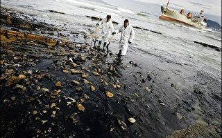 西班牙南海岸搁浅货轮燃油外泄 污染扩散