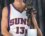 纳什无疑是现今NBA最能提高球队战斗力的队员，事实上，他几乎可以说是半支太阳队，少了他，太阳队将完全变质。/Getty Images