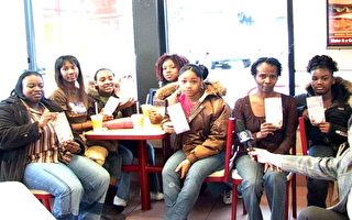 非裔妇人资助穷学生看新唐人新年晚会