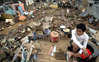 印尼雅加达洪水渐退 居民涉水清理善后
