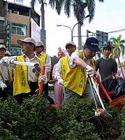 楊秋興領軍掃街  呼籲民眾共同維護環境