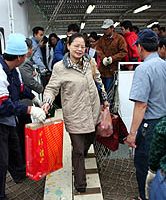 金门县府新年包船载运355名乡亲返金过年