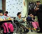 游锡堃拜访宜兰圣嘉民与画家王攀元