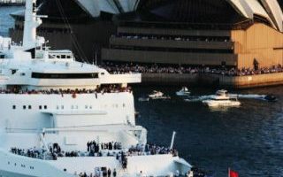 2月20日，全球最大且最昂貴的郵輪瑪麗皇后二號今天在數千名圍觀者歡呼下，首度堂堂駛進風景如畫的雪梨港。(Photo by Ian Waldie/Getty Images)