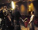製作總監謝佩蓉在晚會現場應邀接受CNN電視台的採訪。攝影：伊儸遜