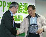 民进党主席游锡堃（右）二十三日拜会台湾社社长吴树民（左），对于台湾社提出民进党总统参选人进行公共领域政策辩论表达认同与支持。//中央社