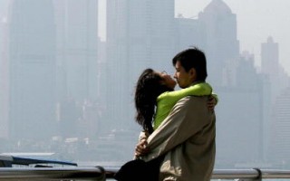 中国高龄未婚男女躲逼婚 新年当隐形人