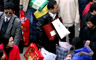 中国过年红包令工薪阶层不堪负担