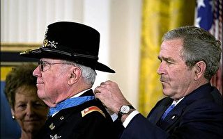 遲來的榮耀 布什頒獎表揚越戰英雄克蘭達爾