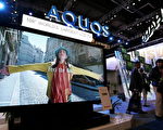 2007年1月8日，美國拉斯維加斯。在“2007年國際消費者電子產品展”上展示的Aquos 108吋平面電視。這是目前世界上最大尺寸的高畫質電視機。（Sullivan/Getty Images）