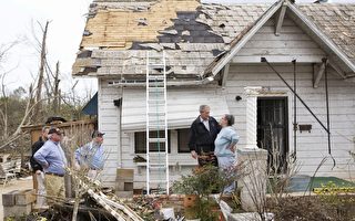 布什视察龙卷风灾区呼吁国民奉献救灾