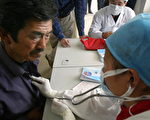 2004年5月28日，河南文楼村。一老农在做抽血前的体检。（FREDERIC J. BROWN/AFP/Getty Images）