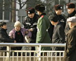 2007年3月6日,警察阻止抗议民众进入警戒区。(PETER PARKS/AFP/Getty Images)