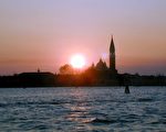夕阳斜照，这时的威尼斯在光线的曼妙映衬下，散发着迷人、略带诱惑的神采。对面海湾里的San Giorgio教堂岛，完美的尖塔，有着如梦境一般的场景。（法新社）
