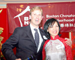 兩位主持人—電視主播大衛‧布朗(David Brown)和Mary Truong(右)。(劉心攝影/大紀元)