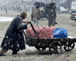 组图:印度北部遭大雪与暴雨侵袭 50人死