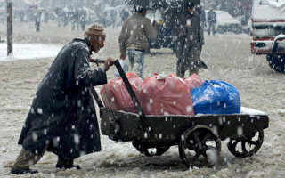 组图:印度北部遭大雪与暴雨侵袭 50人死