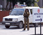 印度西部古渣拉省的警察，最近接到一個不可能的任務，穿香水衣，掩蓋掉身上的怪味，改善警察的形象。( FINDLAY KEMBER/AFP/Getty Images)