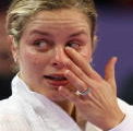 克莉絲特絲Kim Clijsters上月輸給莫瑞絲摩（Amelie Mauresmo）賽完,哭泣離開賽場/AFP/Getty Images