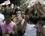 近年来菲律宾经济收益增加，但仍有数百万人在挨饿，总统雅罗育今天表示立即紧急处理此事。//法新社