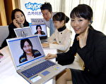 韩国模特儿在一家饭店试用Skype网络电话。(KIM JAE-HWAN/AFP/Getty Images)