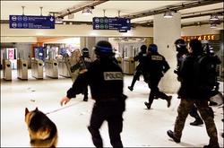 巴黎地鐵站發生警民對峙事件