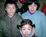 憂心忡忡的鄭大靖妻子曹祥珍與13歲的兒子和7歲的女兒不得不躲藏在北京某地下室(大紀元)