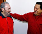 2007年1月30日，哈瓦那。古巴前总统卡斯楚（左）和委内瑞拉總統查維斯在一起。（STR/AFP/Getty Images）