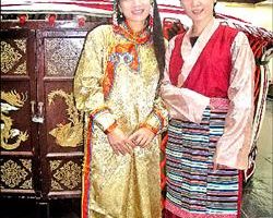 蒙藏文物展 传统服饰开放试穿