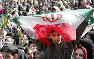 伊朗学生对英国大使馆丢掷鞭炮