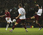 曼联中场球员卡里克禁区外射门进球。（Laurence Griffiths/Getty Images）