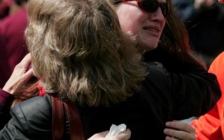 泪水感动交织 维州理工举行缅怀受害者活动