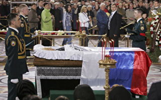 叶利钦葬礼25日举行 民众排队瞻仰哀悼