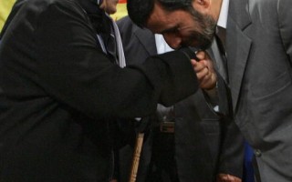 伊朗總統艾馬丹加因擁抱昔日女老師遭受抨擊