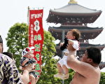 组图：祈福   日本浅草寺举行婴孩哭泣比赛