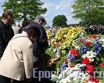 2006年各國使節及荷蘭民眾在荷蘭紀念二戰結束紀念活動時向遇難者敬獻的花圈（玉清攝影/大紀元）