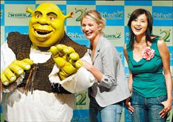 日本女星藤原纪香（右）和卡麦蓉狄亚（中）各为“费欧娜公主”的日文版和英文版配音人，此为两人2004年7月在日本为“史瑞克2”造势时合影。（法新社）