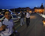 里昂警察正在逮捕一名参与抗议的青年(Photo credit should read FRED DUFOUR/AFP/Getty Images)