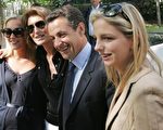 新任法国总统萨尔科齐与妻子及两位女儿合影。(图片来源:法新社)
