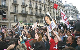 法國社會黨總部外，失利的羅雅爾的支持者仍然熱情不減。（攝影：章樂/大紀元）