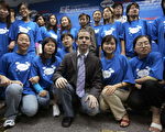 一名叫斯巴乔（David Specchio）的美国青年在上海教英文，创下一堂课72小时的吉尼斯最长课时纪录。图为他与参加上课的学生合影。（China Photos/Getty Images）