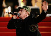 U2在坎城影展红地毯演唱  吸引千人