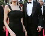 安吉莉娜裘莉(左)与布莱德彼特21日在法国戛纳电影节上为电影《坚强的心》作宣传。(ANNE-CHRISTINE POUJOULAT/AFP)