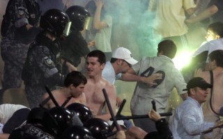 烏克蘭兩巨頭看球 警民爆衝突