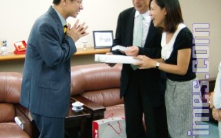 日籍建築大師伊東豊雄先生贈送甜點禮品與新書給高雄市副市長邱太三，表達感謝。（宋佳怡攝影／大紀元）
