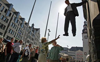组图：德国艺术家街头表演空中静止