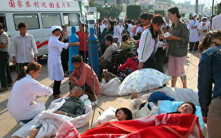 组图:云南余震上千次 十多万灾民露宿街头