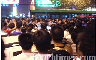 郑州城管殴打女生 上千学生围警烧车