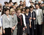 8國峰會各國元首配偶(由左至右)日本首相夫人安倍昭惠，加拿大總理夫人勞倫， 美國第一夫人勞拉，歐盟委員會主席夫人Margarida Sousa Uva, 意大利總理夫人Flavia Franzoni，英國首相夫人切麗.布萊爾，德國總理默克爾的丈夫薩奧爾。(Photo by Krafft Angerer/Getty Images)